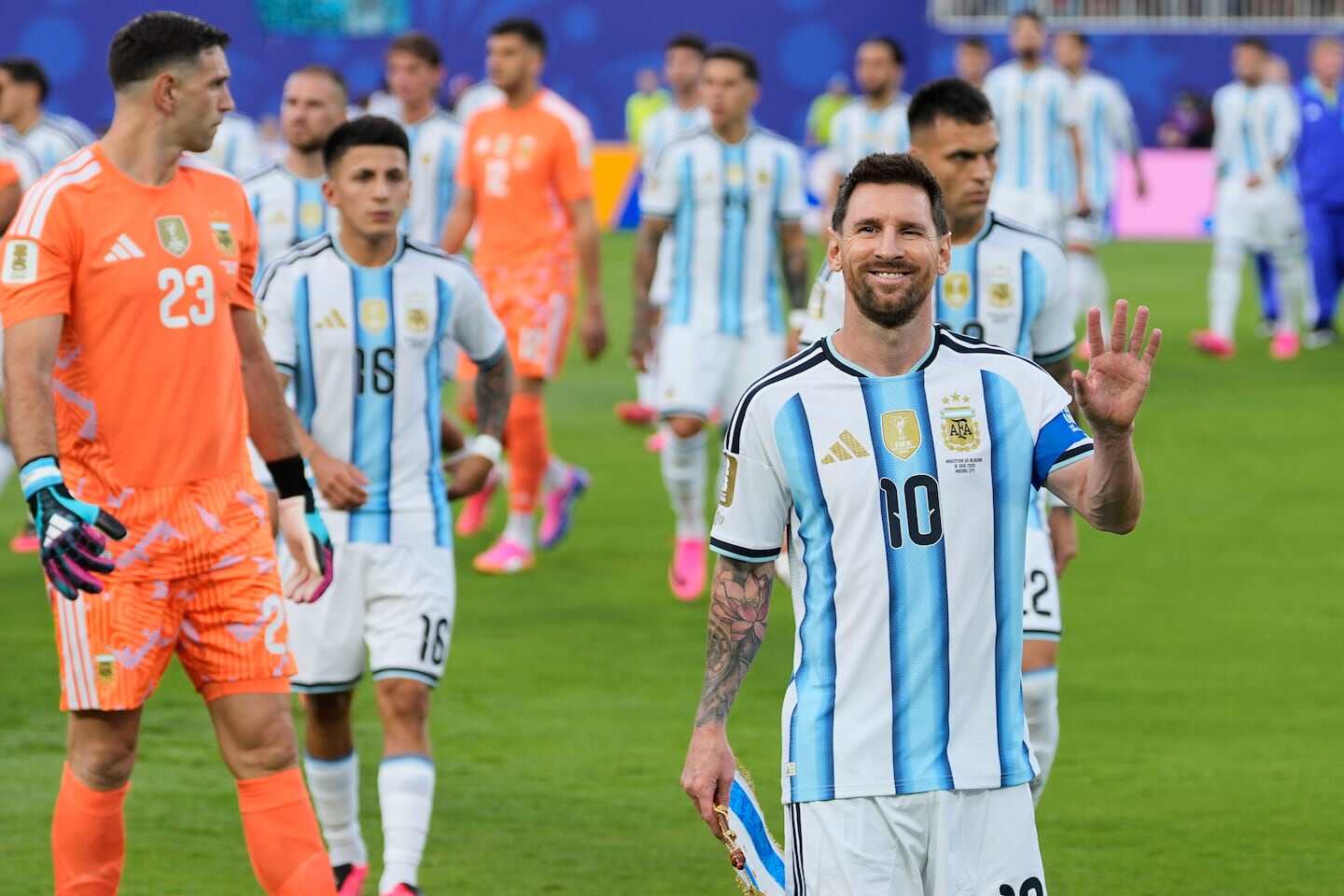 Lionel Messi y la selección argentina saludan al público tras un partido en el Mundial 2026