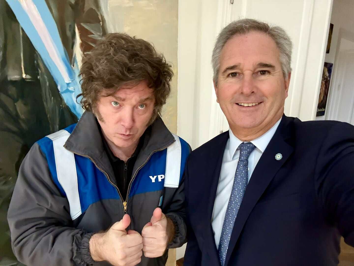 Pablo Quirno posa junto a un hombre con chaqueta de YPF en un entorno interior