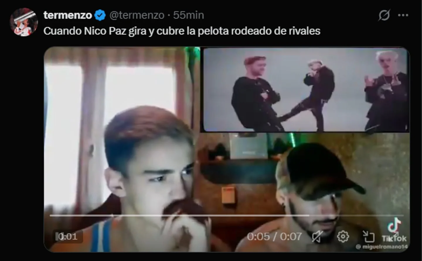 Dos jóvenes observan un video mientras reaccionan a un momento del partido entre Argentina y Jordania