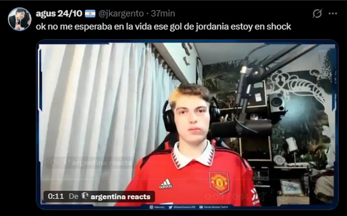 Joven con camiseta de fútbol en un entorno de transmisión en vivo, sorprendido por un gol de Jordania