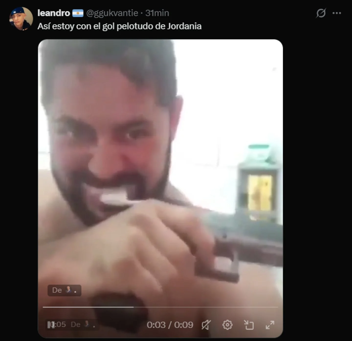 Hombre sonriendo mientras sostiene un objeto que parece una pistola en un video humorístico sobre el fútbol