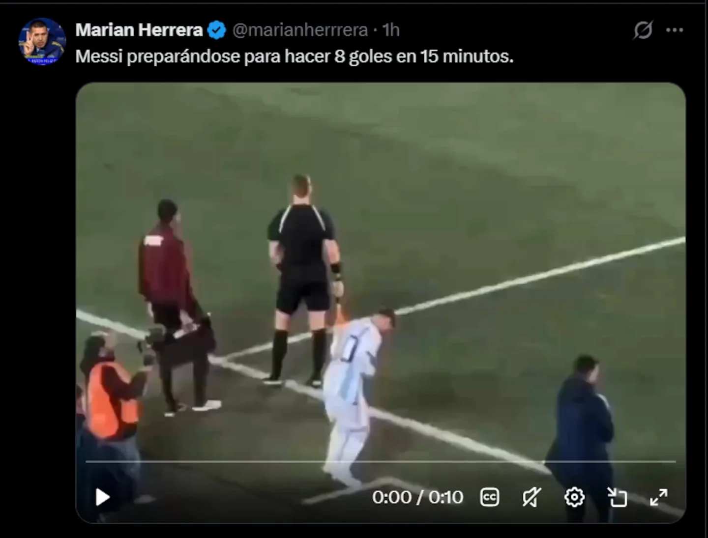 Lionel Messi preparándose para entrar al campo durante un partido de fútbol