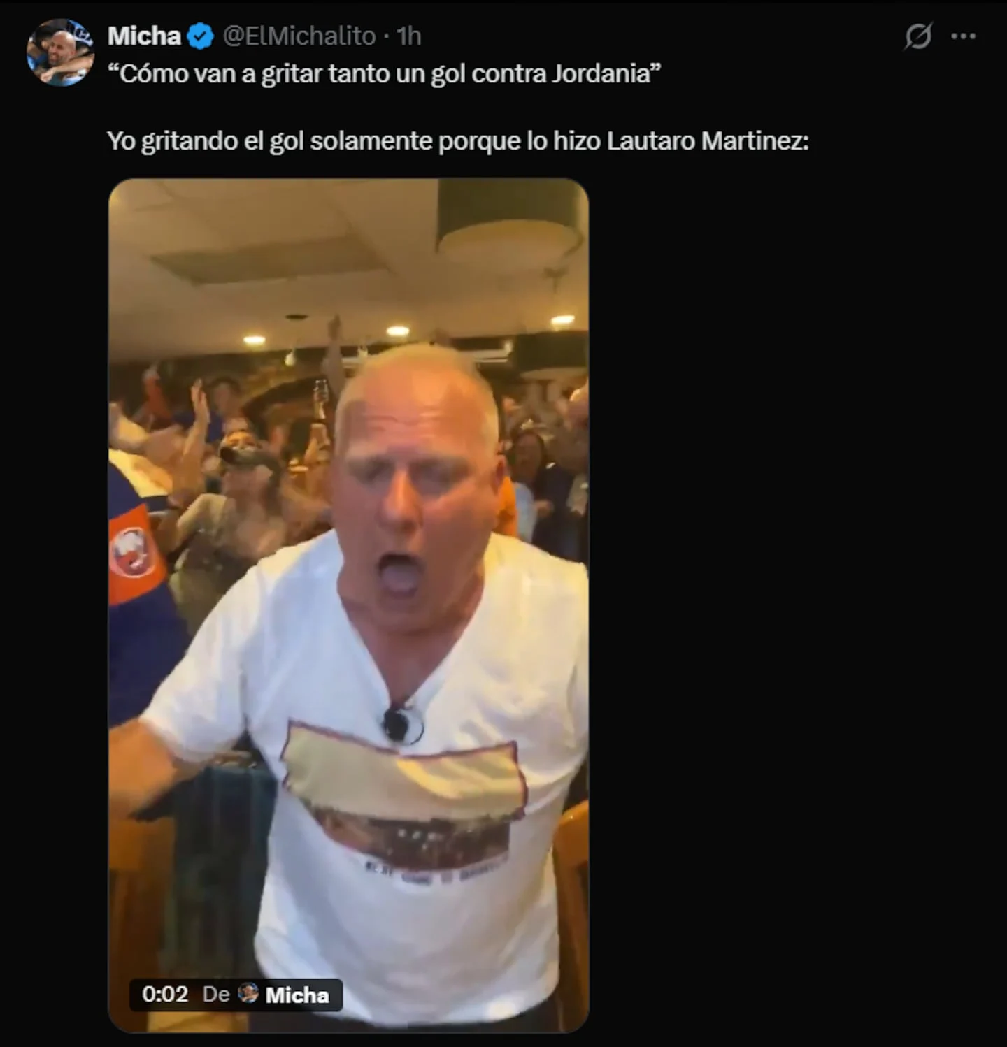 Hombre emocionado gritando durante un partido de fútbol entre Argentina y Jordania
