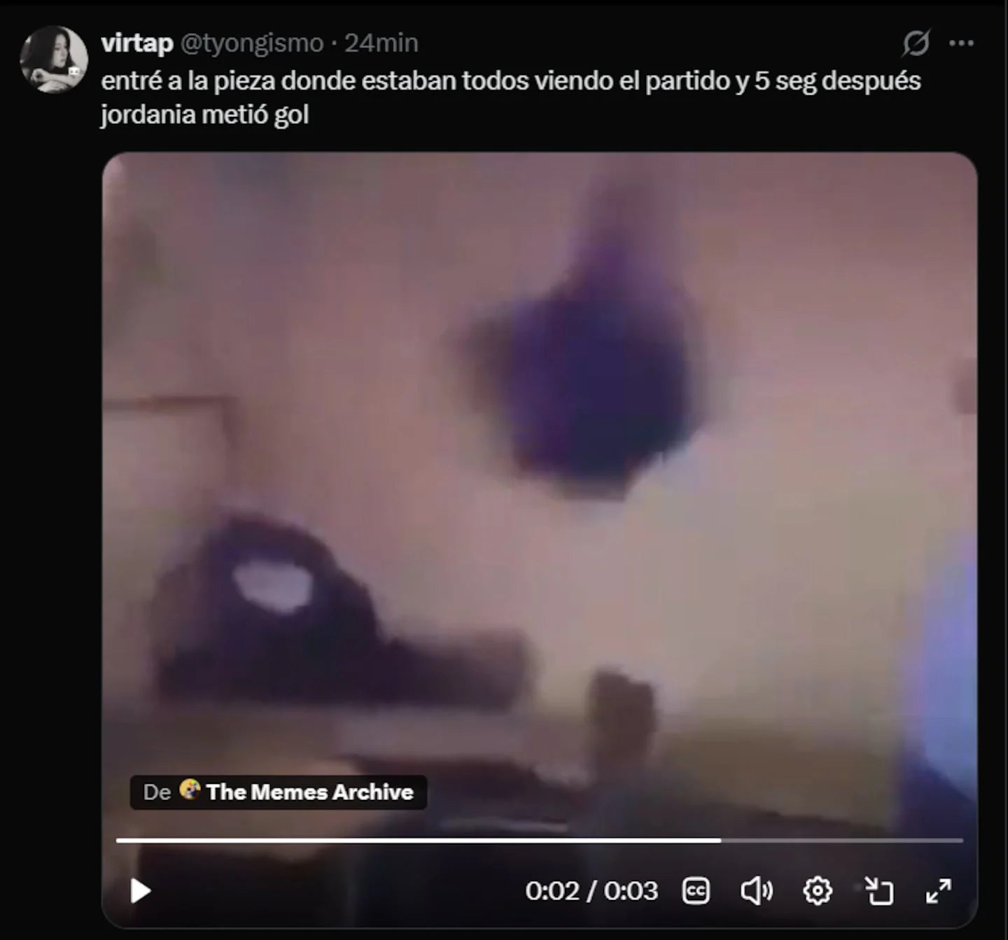 Captura de pantalla de un video donde se observa a un grupo de personas viendo un partido de fútbol