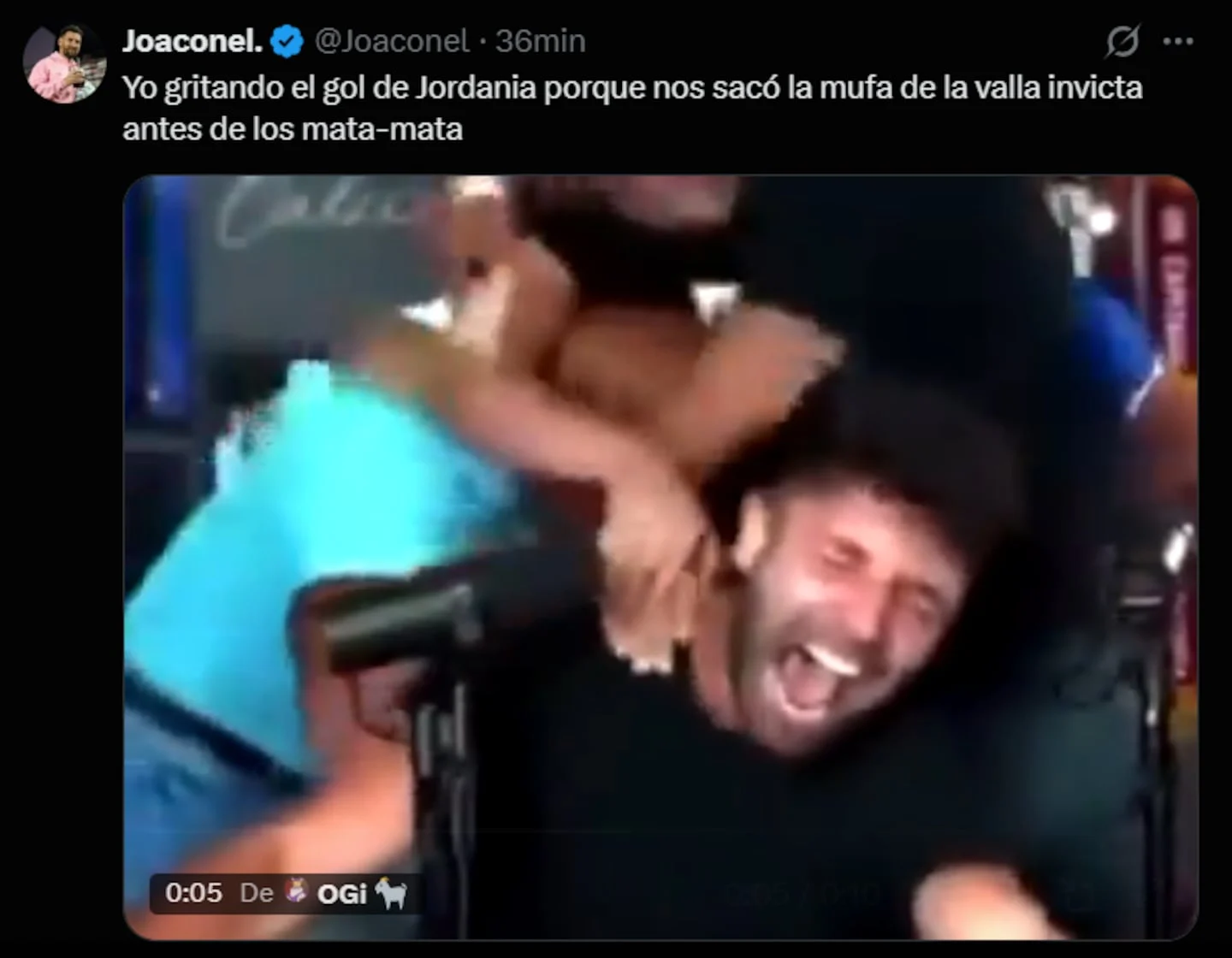 Persona gritando de emoción durante un partido de fútbol