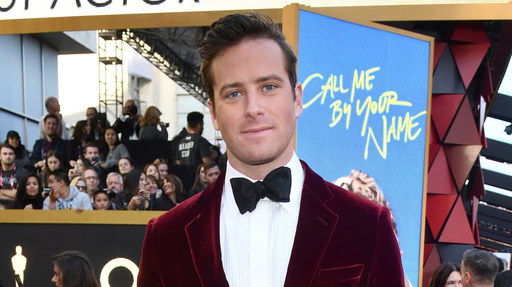 Armie Hammer en la alfombra roja de los Oscar