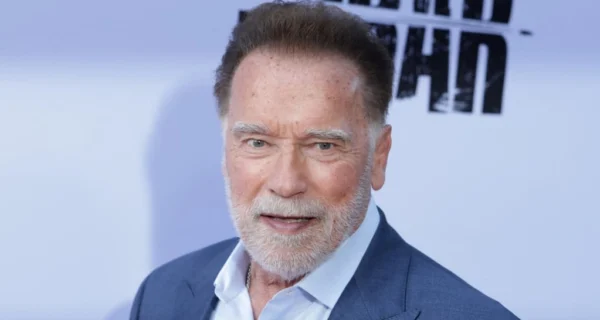 Arnold Schwarzenegger en una conferencia