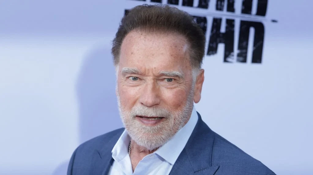 Arnold Schwarzenegger en una conferencia