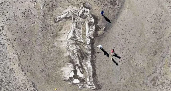 Escultura monumental de Messi en Cutral Co