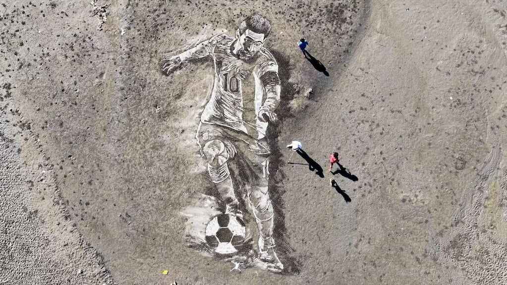 Escultura monumental de Messi en Cutral Co
