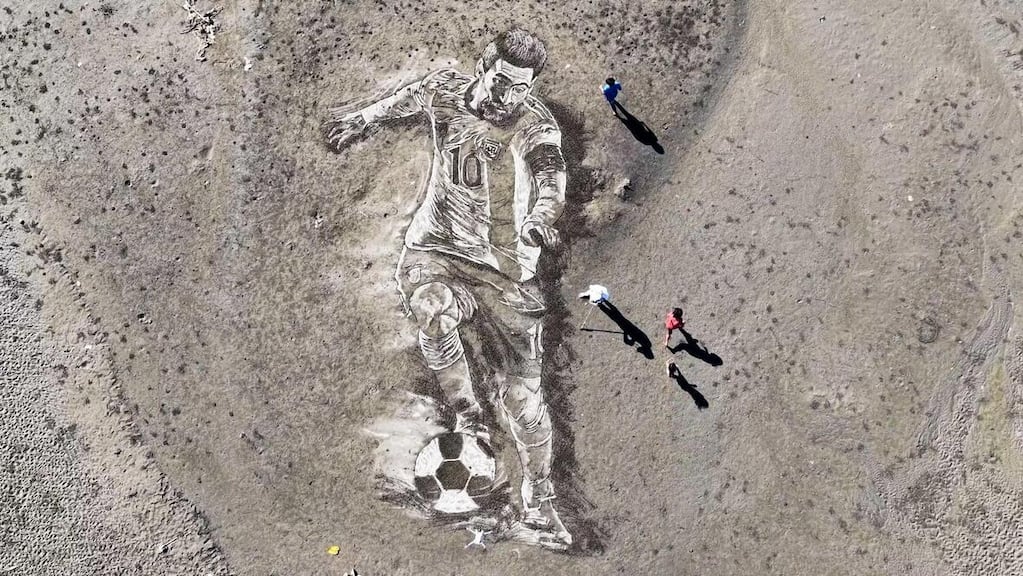 Escultura monumental de Messi en Cutral Co