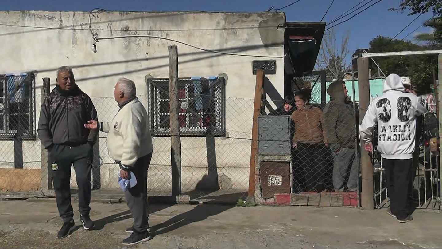 Vecinos conversando frente a una casa en San Francisco Solano tras el asesinato de un adolescente
