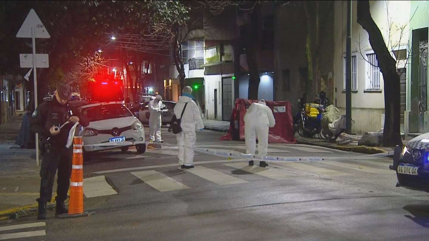 Escena del crimen en San Cristóbal con policías y peritos en la calle
