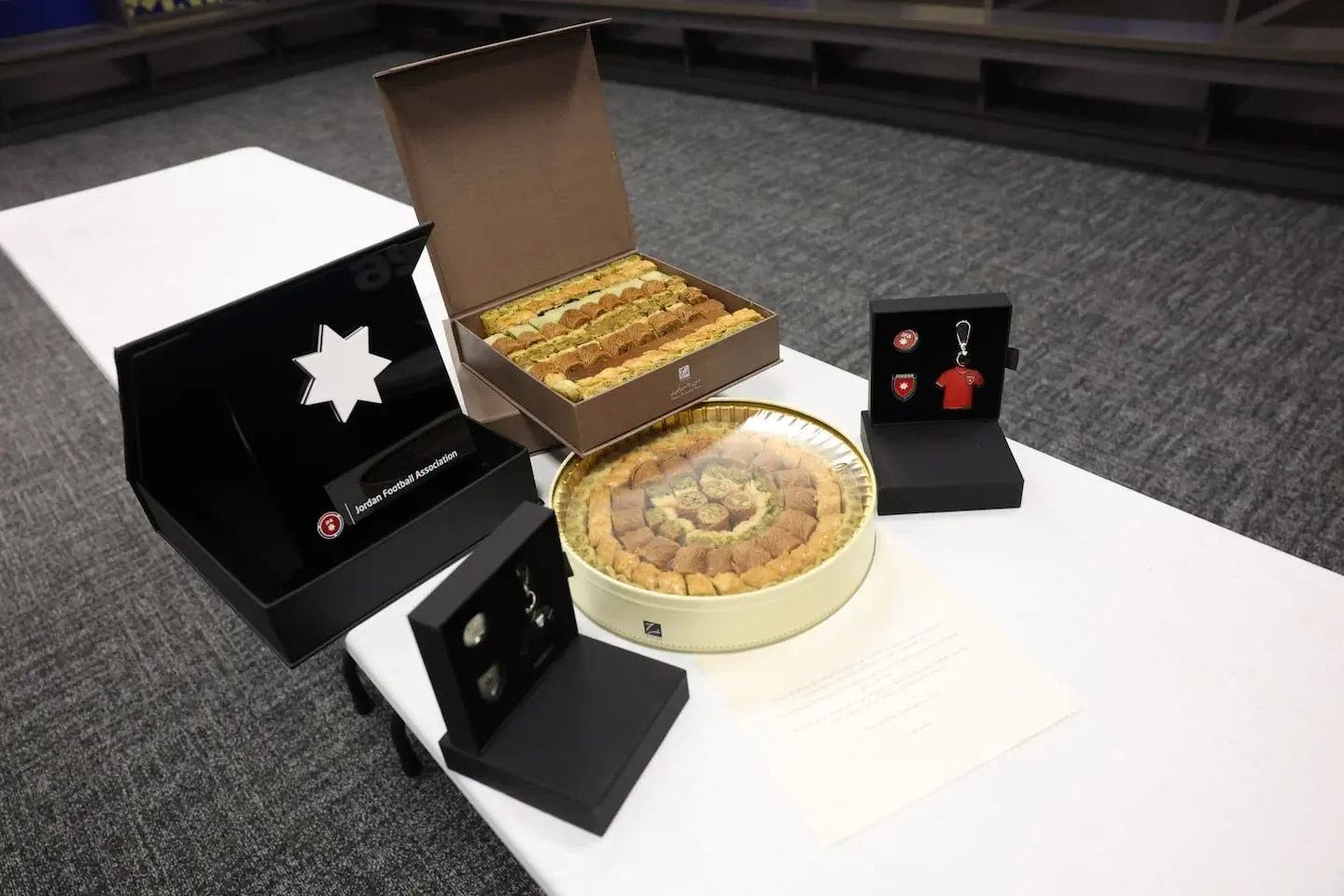 Regalos culturales dejados por la selección de Jordania en el vestuario tras el partido contra Argentina en el Mundial 2026