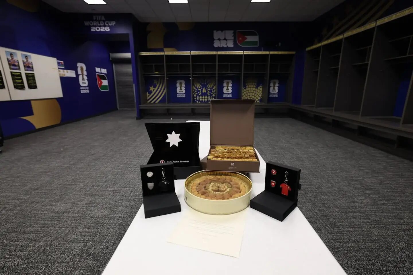 Regalos culturales y carta dejados por la selección de Jordania en el vestuario tras el partido contra Argentina en el Mundial 2026