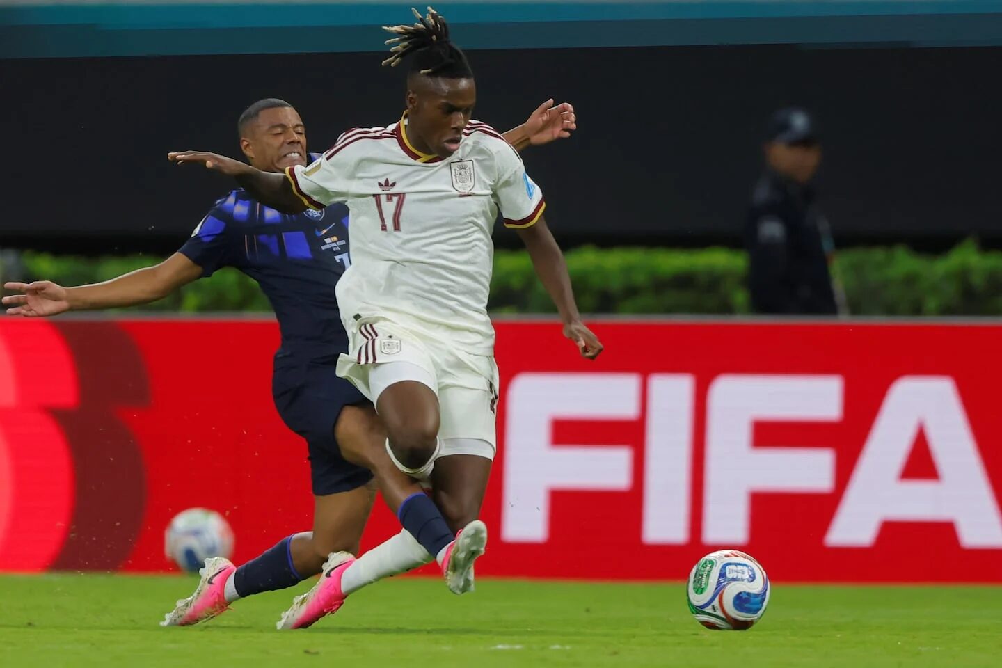 Nico Williams en acción durante un partido del Mundial 2026, evitando una falta de Nicolás de la Cruz