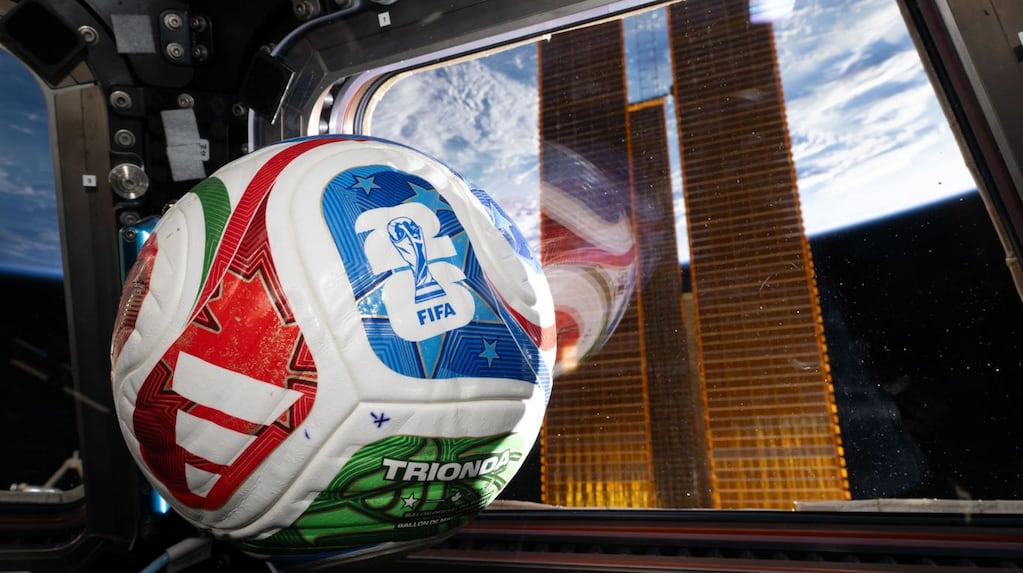 Astronautas de la Estación Espacial Internacional jugando con la pelota del Mundial 2026