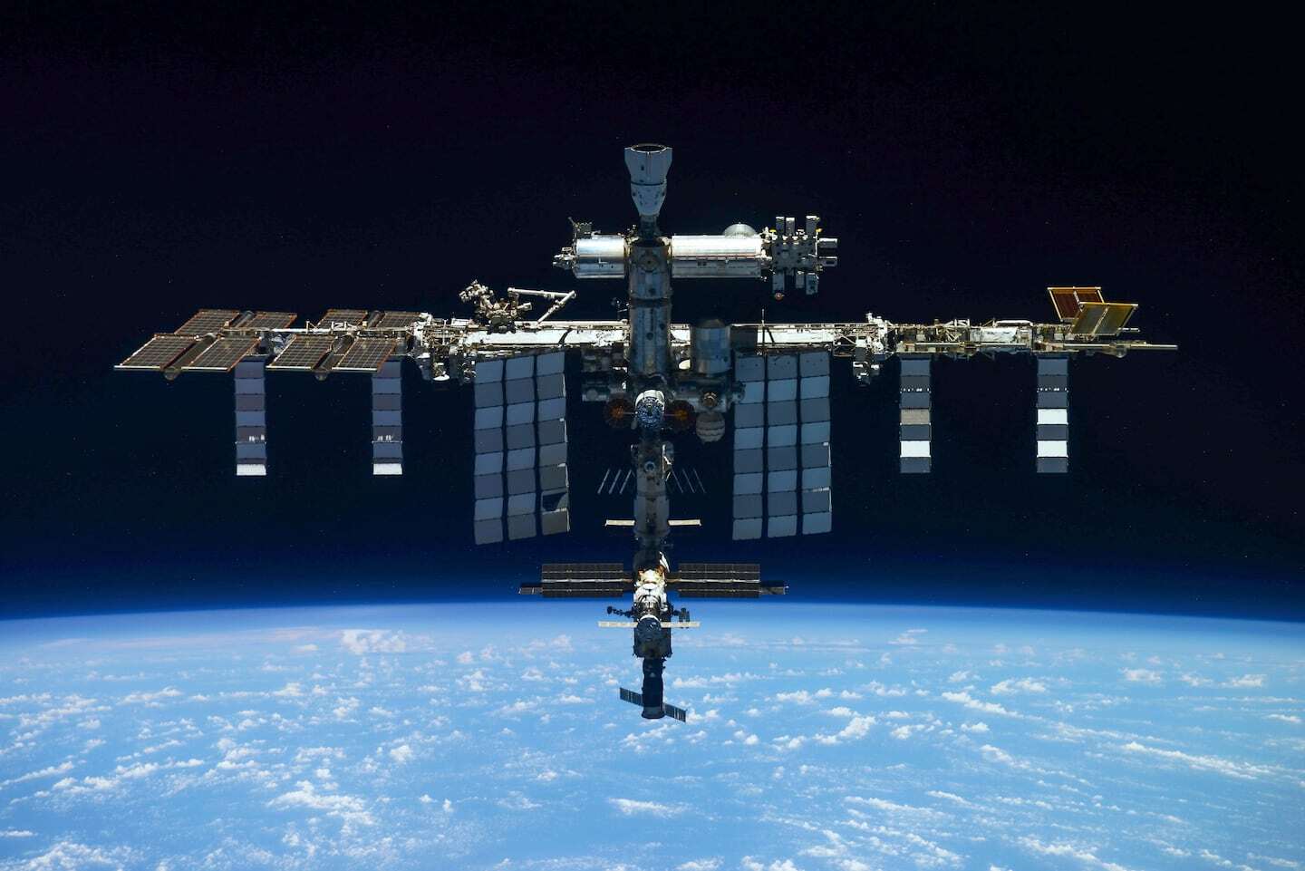 Estación Espacial Internacional sobre la Tierra con la pelota del Mundial 2026