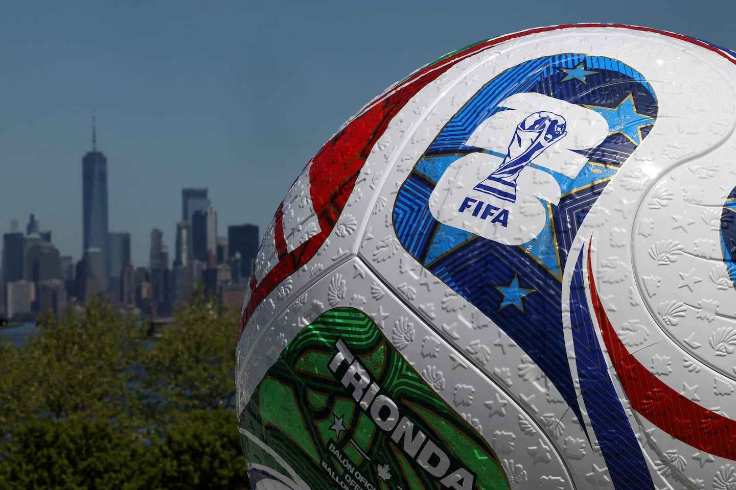 Pelota oficial del Mundial 2026 con el skyline de Nueva York de fondo