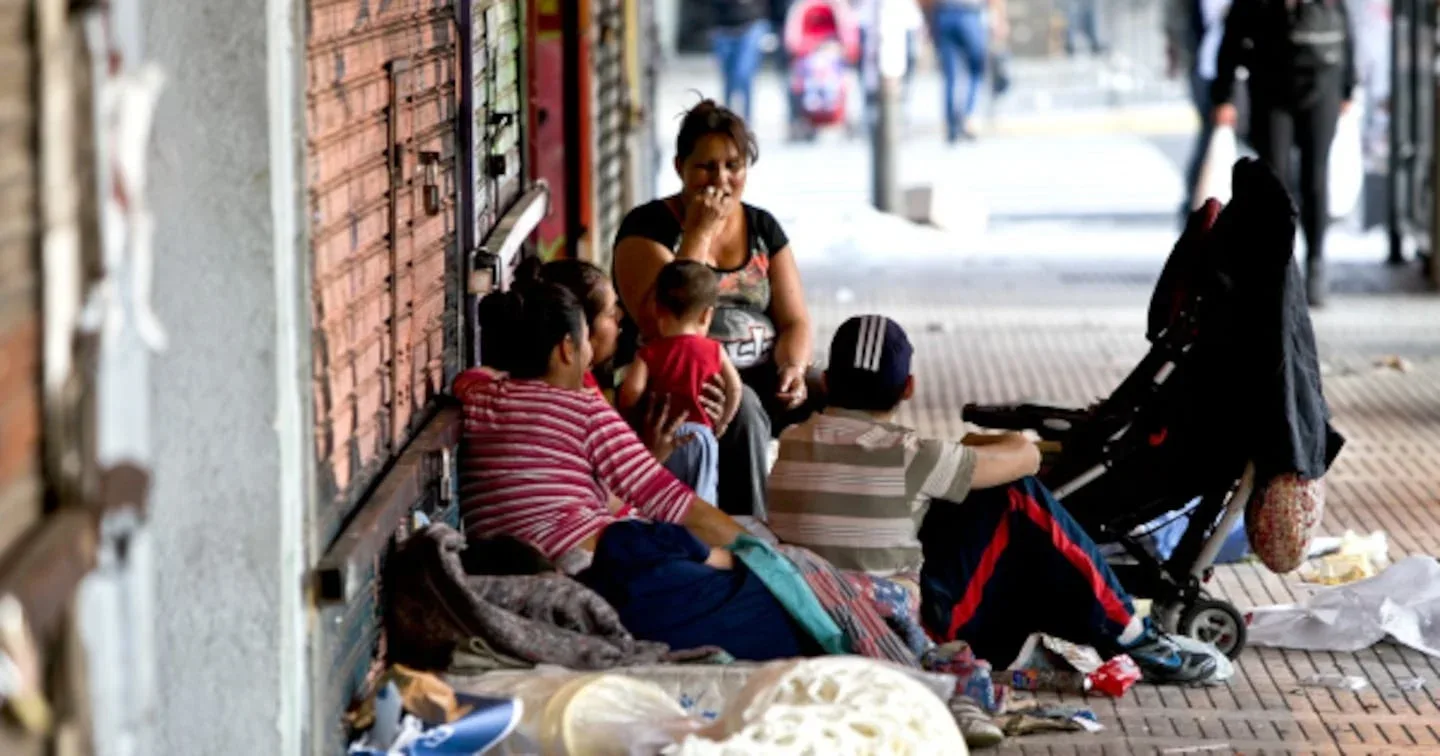 Familias en situación de calle en Buenos Aires, reflejando el aumento de la pobreza