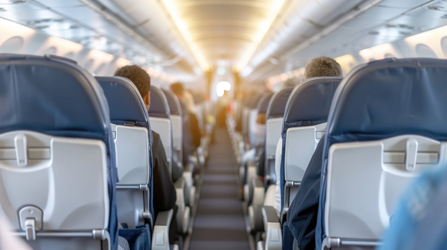 Pasajeros en el interior de un avión comercial