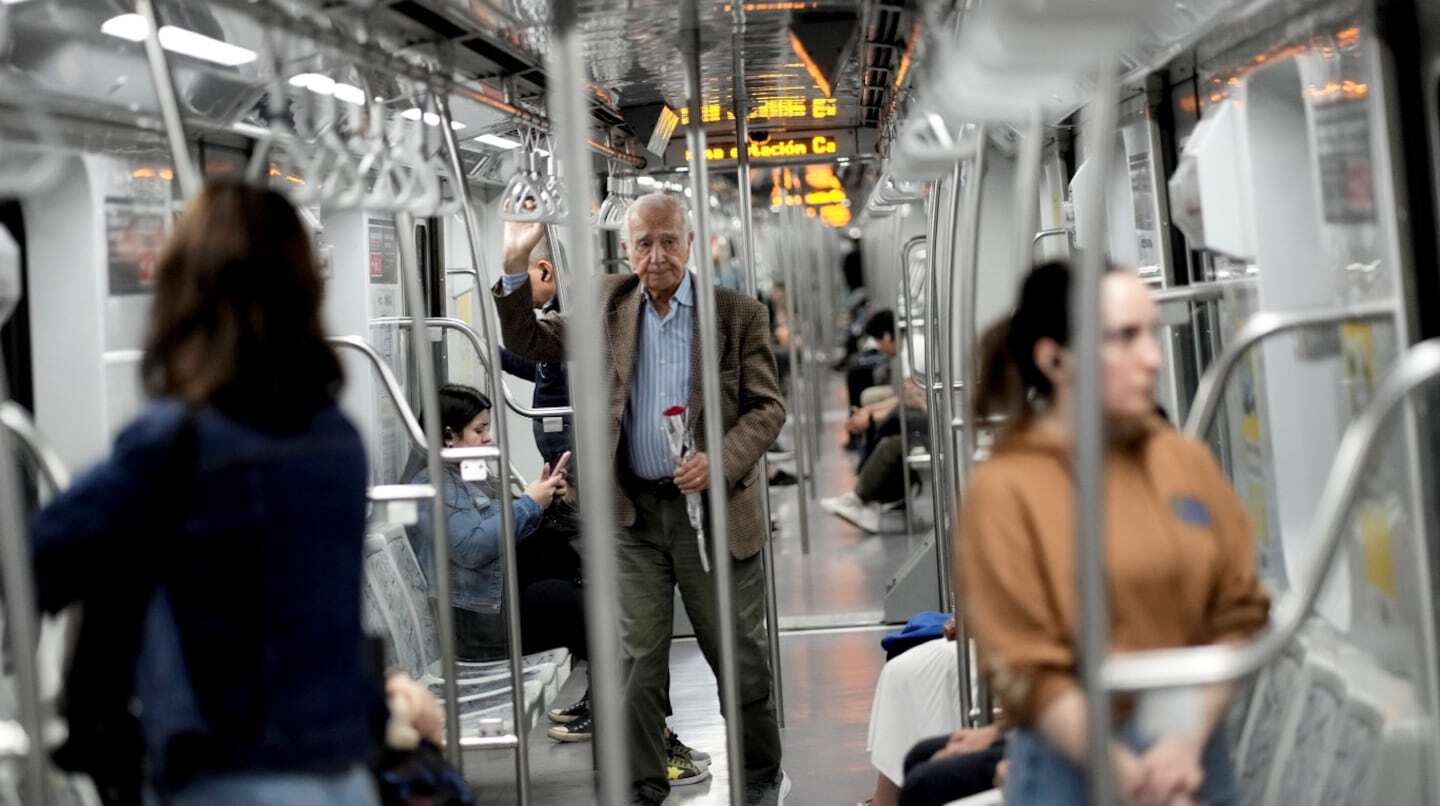 Pasajeros en el interior de un vagón de subte en Buenos Aires