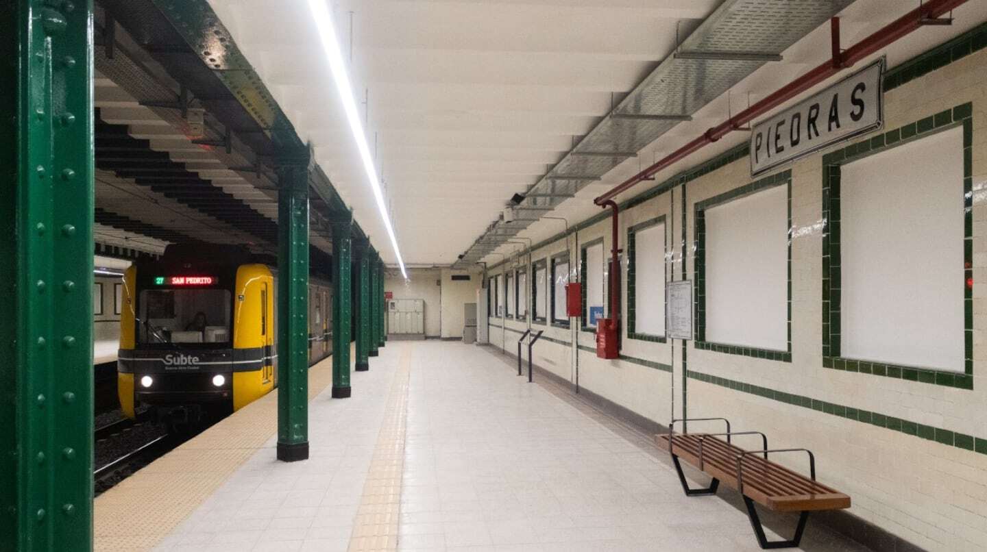 Estación de subte Piedras en Buenos Aires con un tren en la plataforma