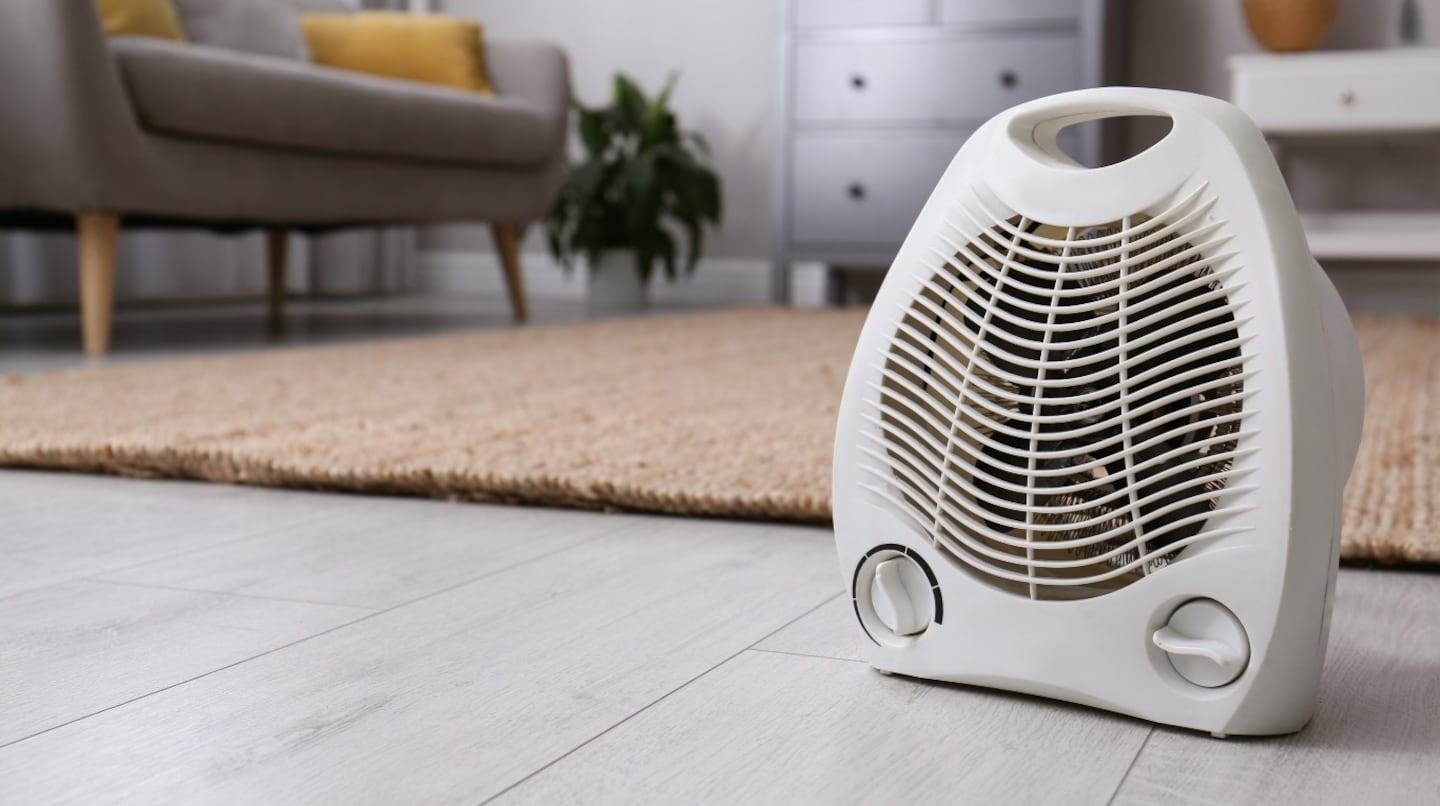 Calefactor eléctrico portátil en una sala de estar moderna