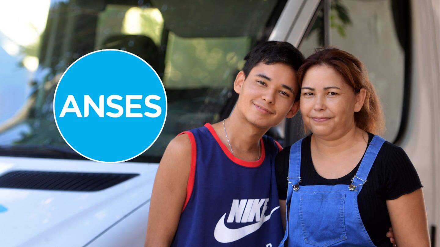 Madre e hijo posando frente a un vehículo con el logo de ANSES