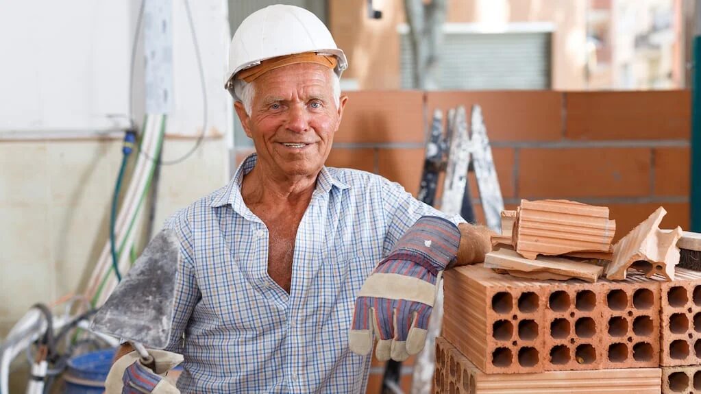 Albañiles trabajando en una obra en construcción