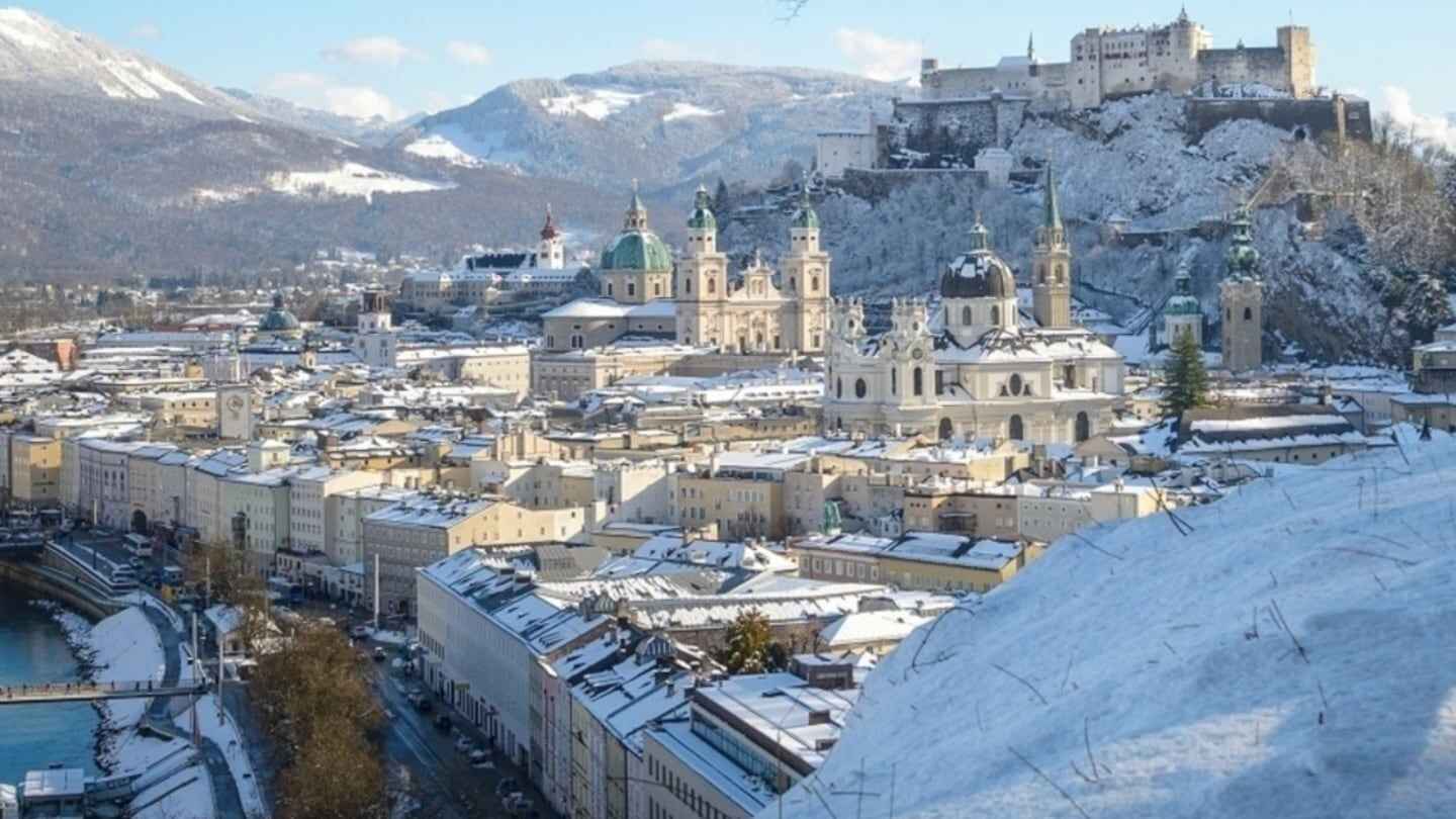 Vista panorámica de la ciudad de Salzburgo cubierta de nieve con su arquitectura histórica