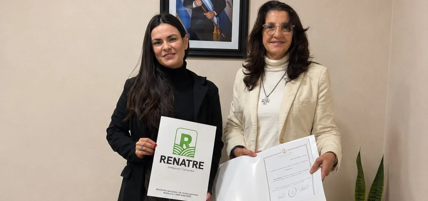 Dos mujeres sosteniendo documentos del programa RENATRE en una oficina
