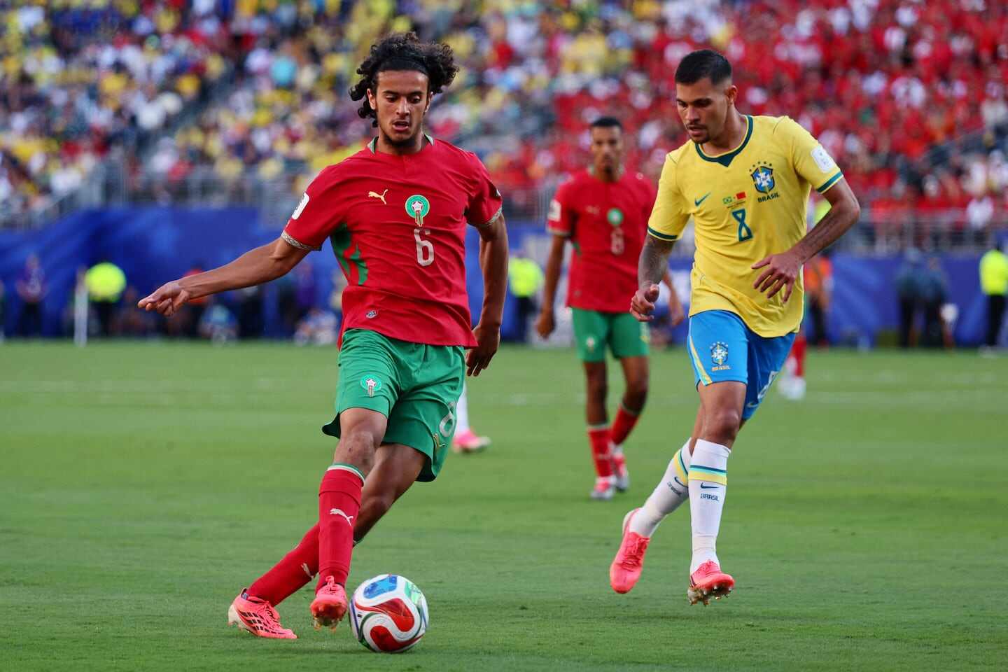 Ayyoub Bouaddi con el balón durante un partido entre Marruecos y Brasil en el Mundial 2026