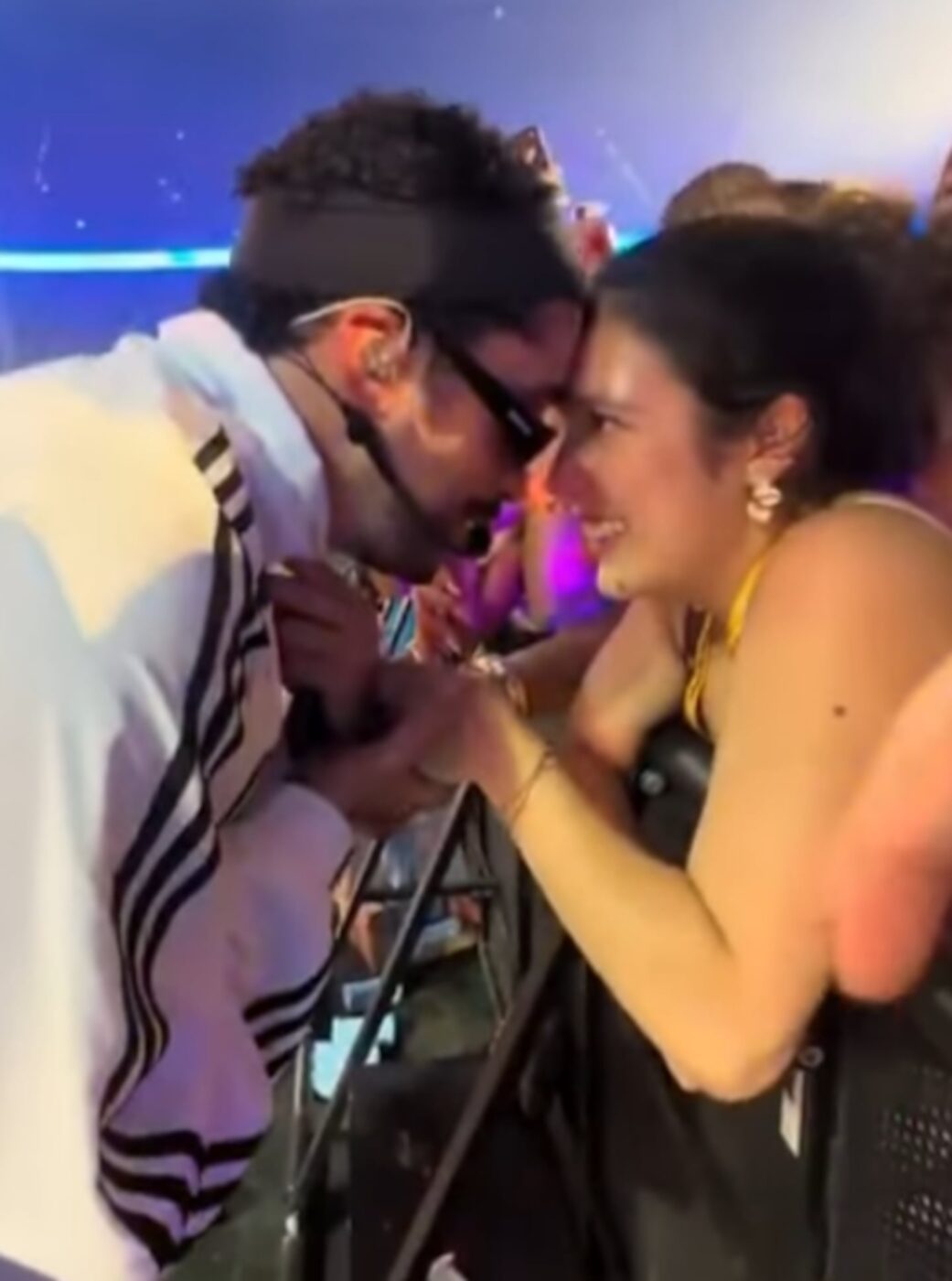 Bad Bunny interactuando de cerca con una fan durante su concierto en Düsseldorf
