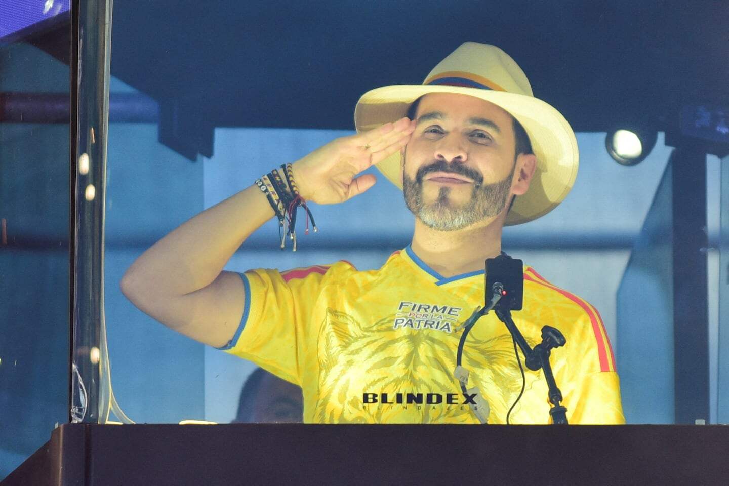 Iván Cepeda saluda desde un escenario durante el balotaje en Colombia