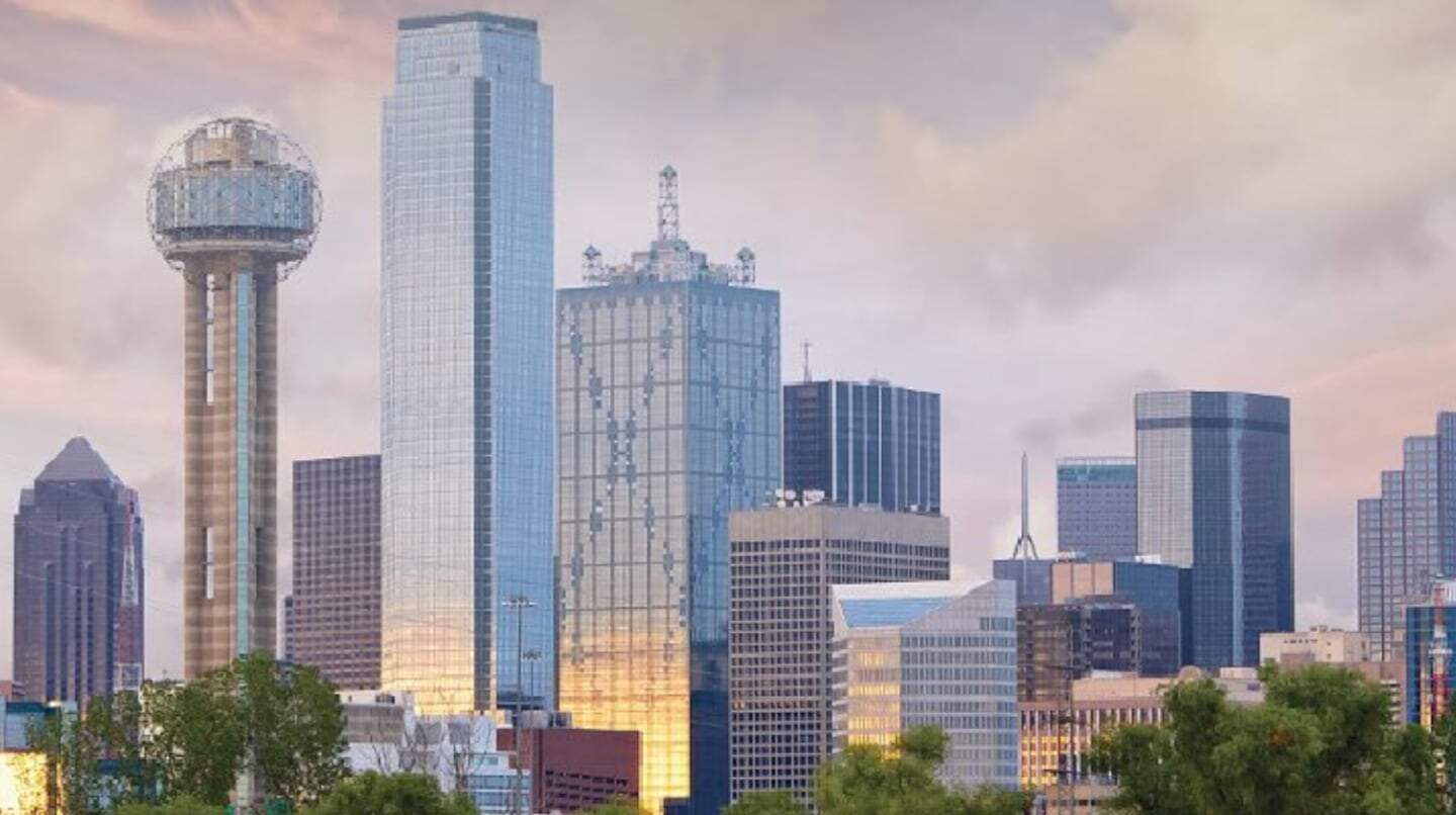 Vista del skyline de Dallas con edificios emblemáticos y el horizonte de la ciudad