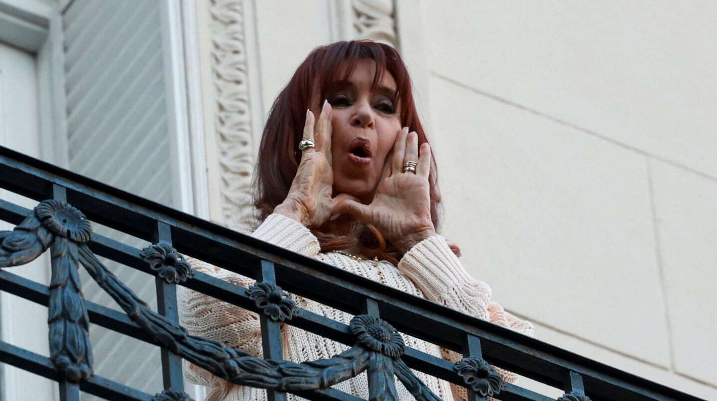Cristina Kirchner en un balcón durante un banderazo en su apoyo