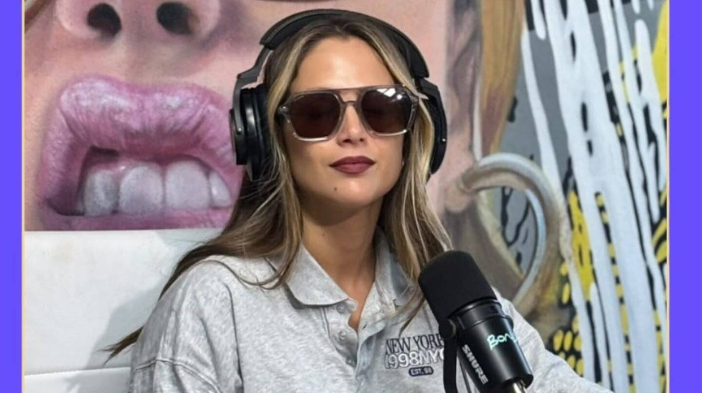 Barbie Vélez con gafas de sol en un programa de televisión