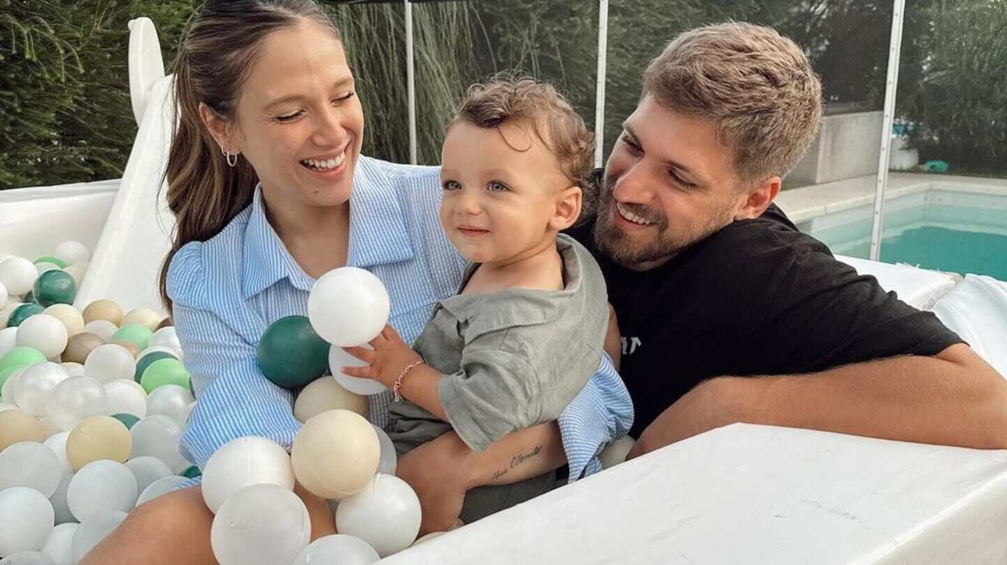 Barbie Vélez y Lucas Rodríguez jugando con su hijo en una piscina de pelotas