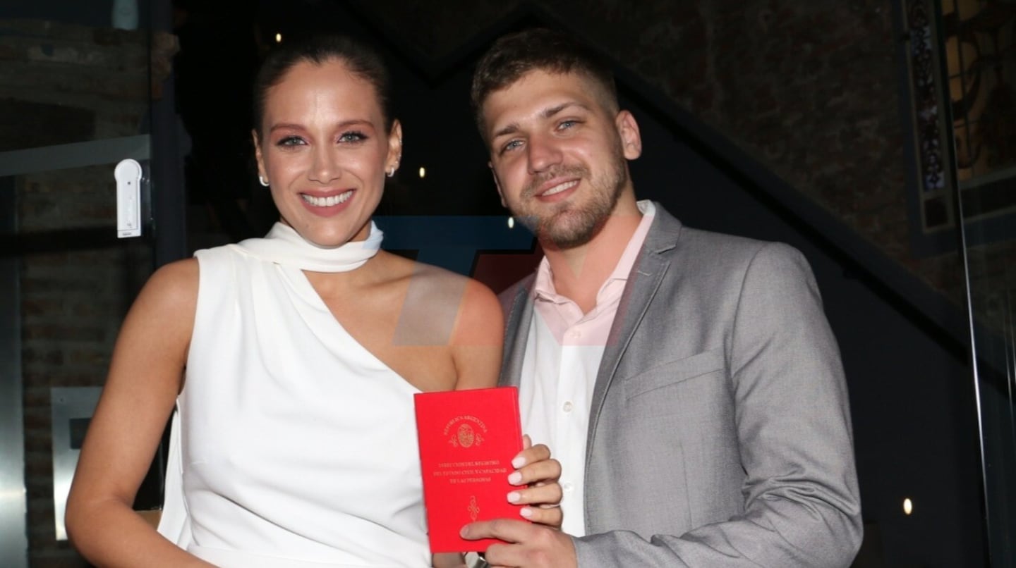 Barbie Vélez y Lucas Rodríguez posando juntos en un evento
