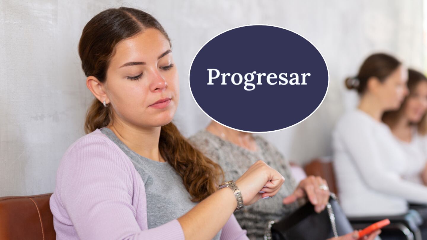 Joven esperando en una sala mientras mira su reloj, con el texto 'Progresar' en el fondo