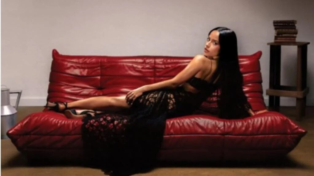 Becky G en el videoclip de su nuevo sencillo Patrona