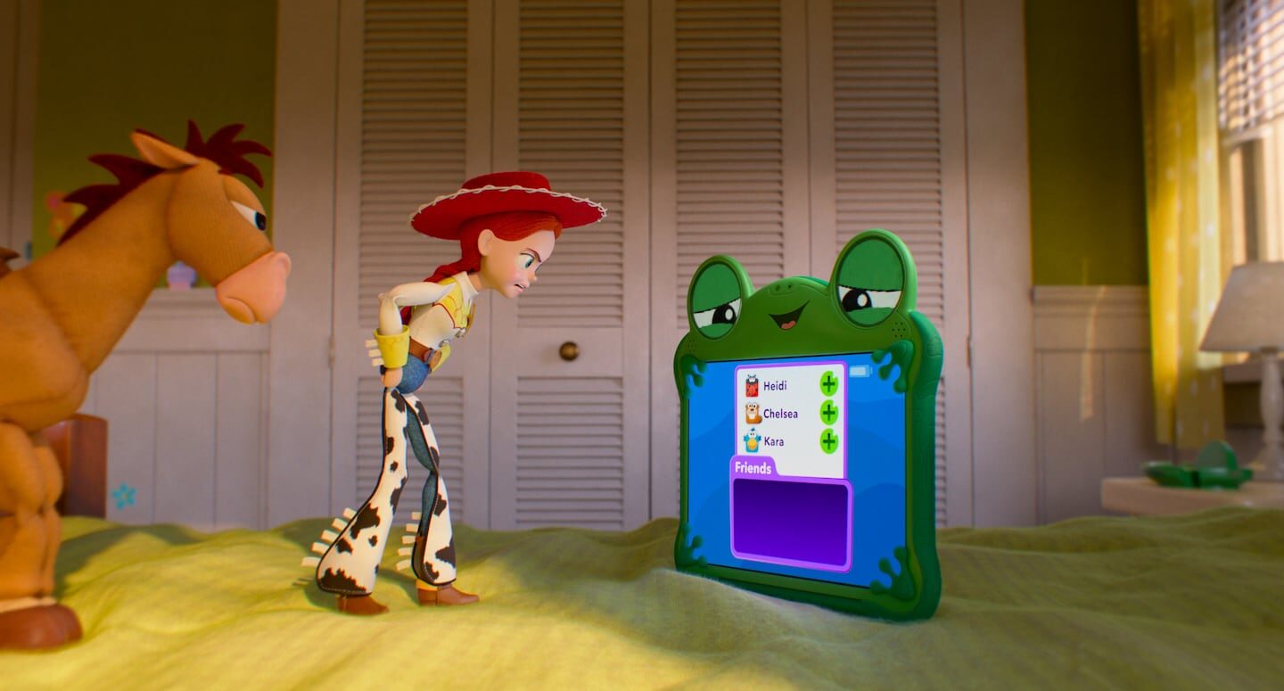 Escena de Toy Story 5 con Jessie y un dispositivo electrónico en un entorno colorido