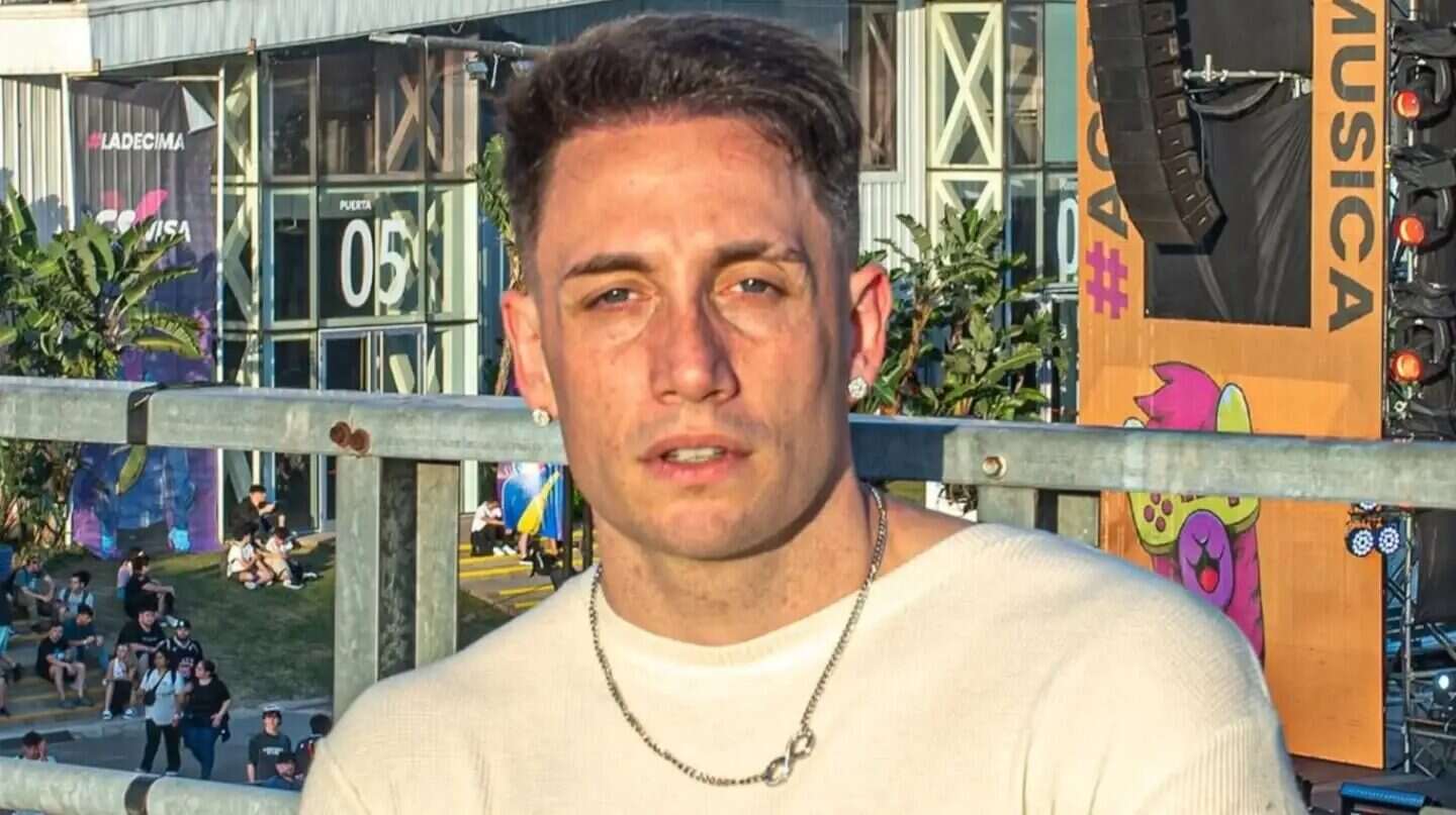 Beni Mármol posando en un evento al aire libre en Miami