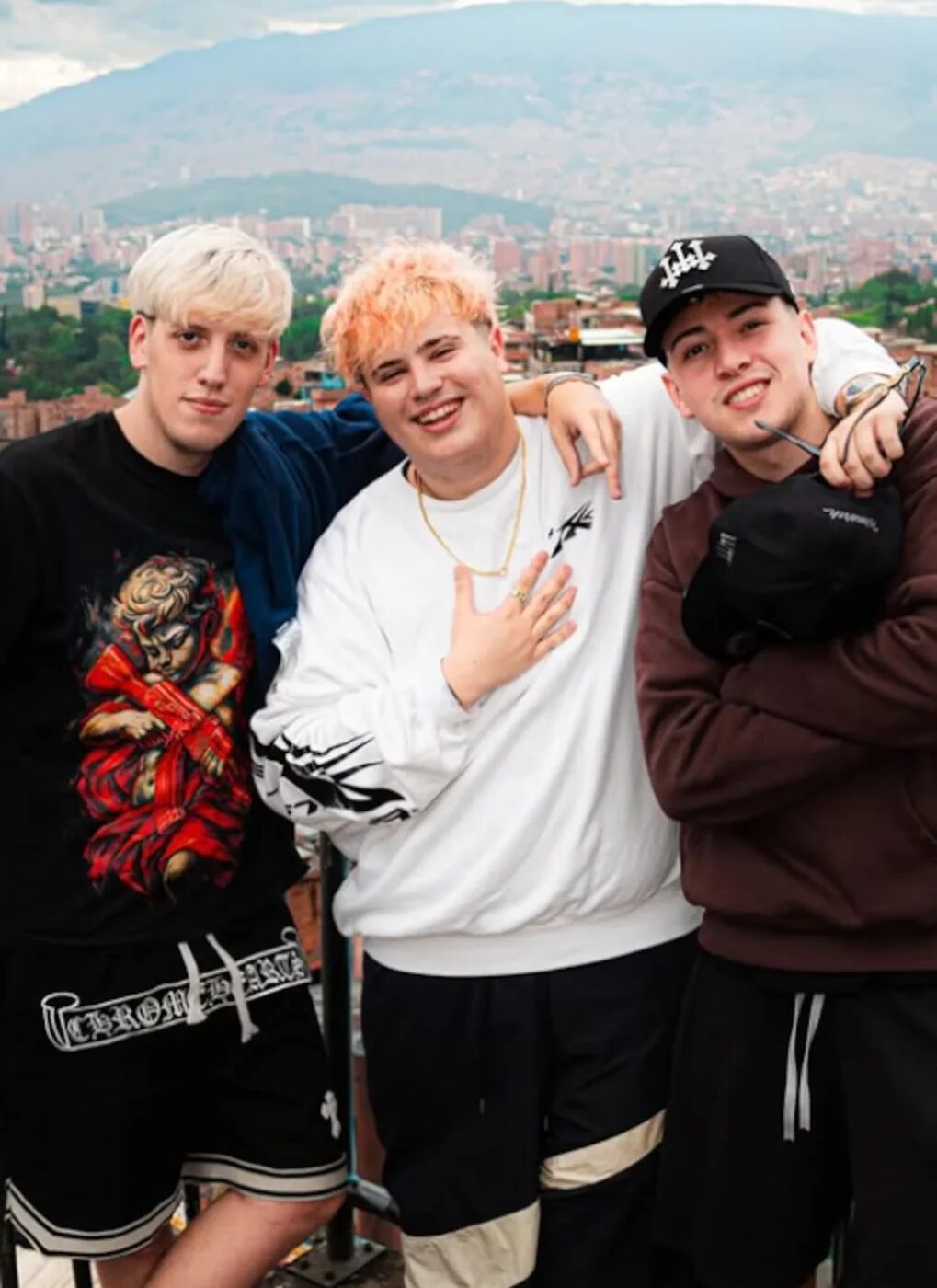 Beni Mármol, Pato Perrotta y Momo Benavides posando juntos en un paisaje urbano