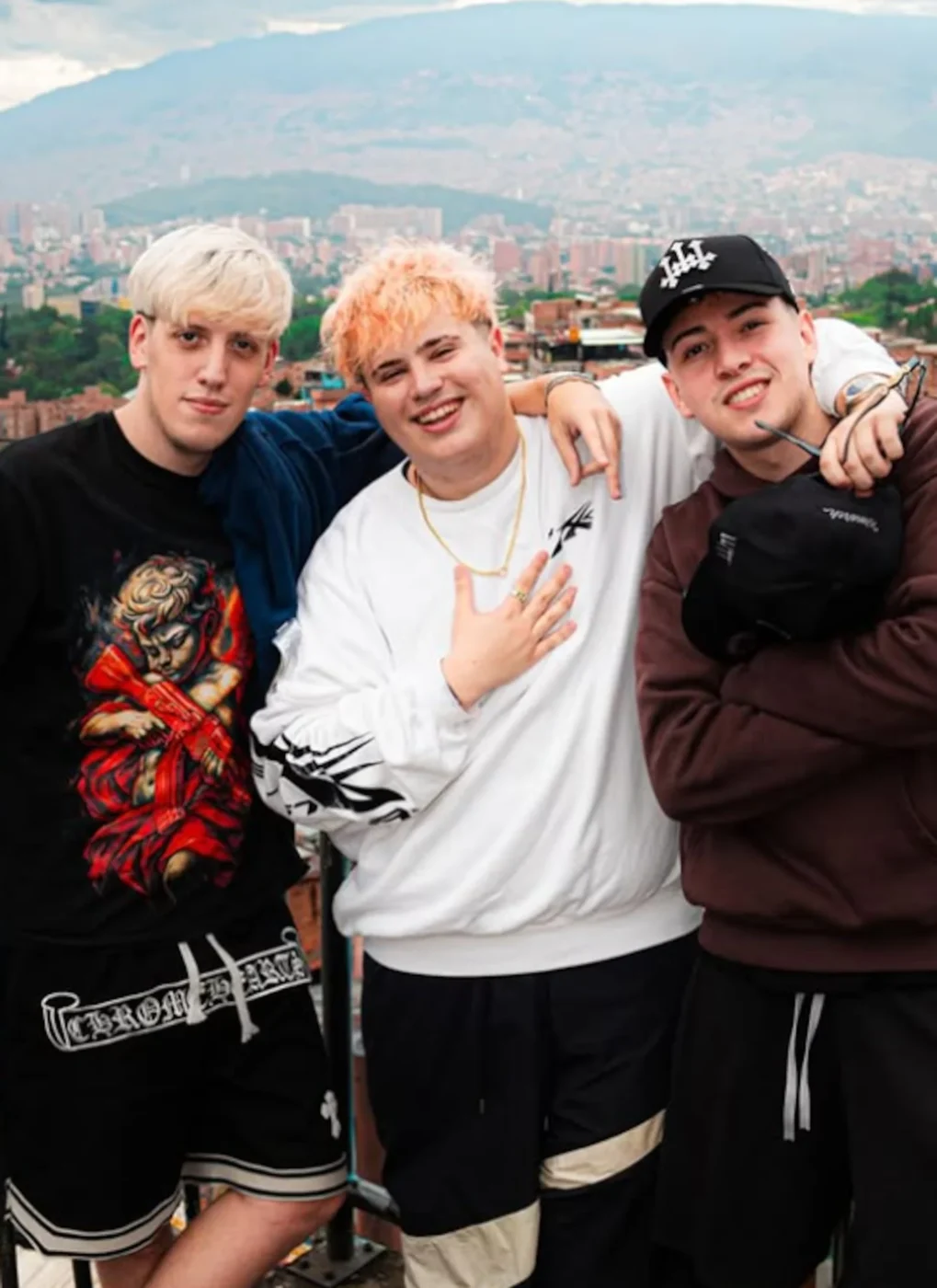 Beni Mármol, Pato Perrotta y Momo Benavides posando juntos en un paisaje urbano