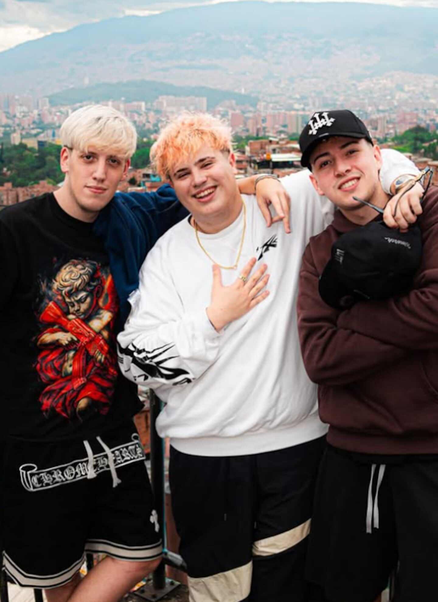 Beni Mármol y Pato Perrotta posan con un amigo en un mirador de la ciudad