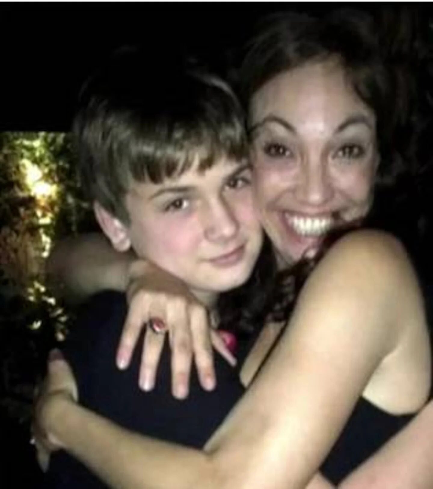 Benicio Guyot abraza a su madre Ernestina Pais en una emotiva fotografía