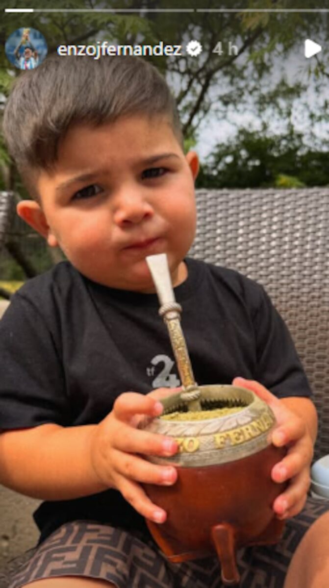 Benjamín Fernández, hijo de Enzo Fernández, tomando mate a los dos años
