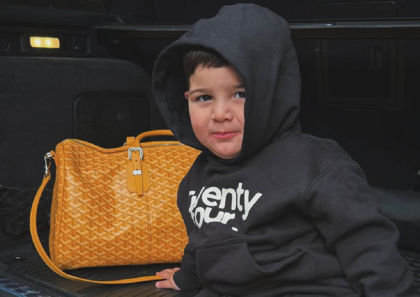 Benjamín Fernández, hijo de Enzo Fernández, tomando mate a los dos años